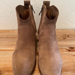 UGG Kingsburg Women’s Tan Suede Ankle Boots. Size 7.5